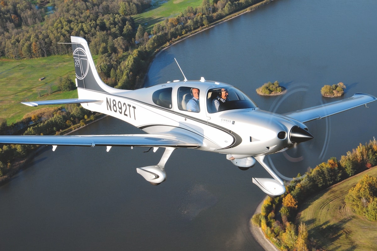 Самолет Cirrus SR22