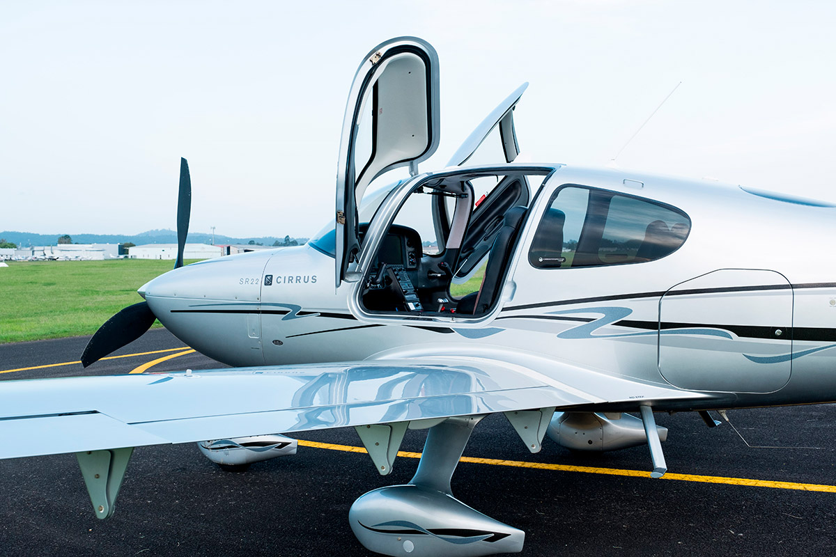 Открытие дверей у Cirrus SR22