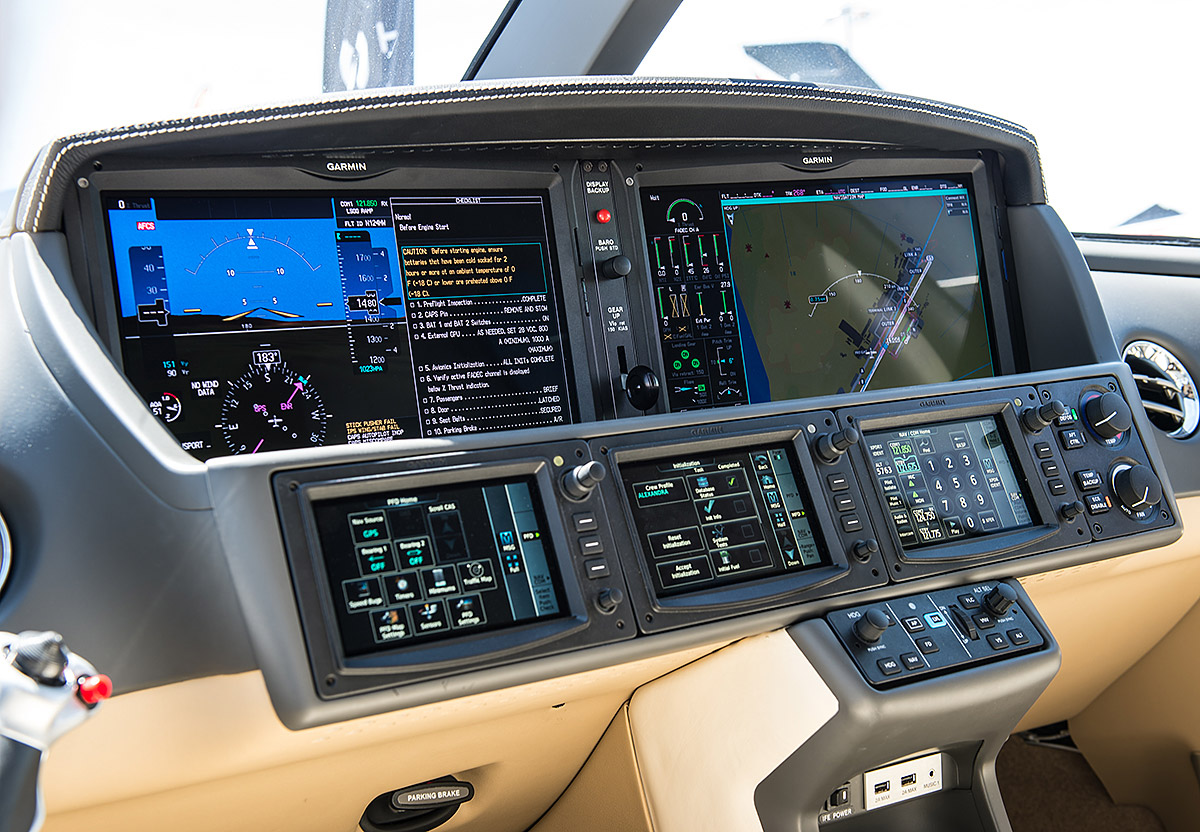 Кабина пилотов Cirrus Vision SF50