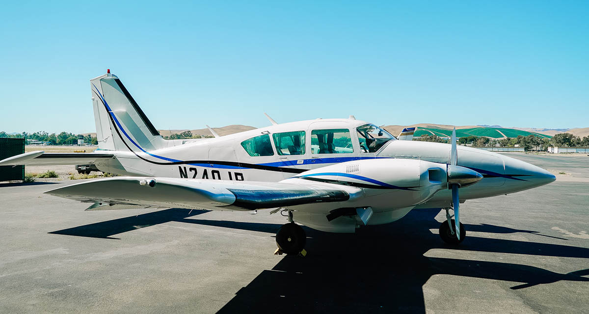 Самолет Piper PA-23-250 Aztec