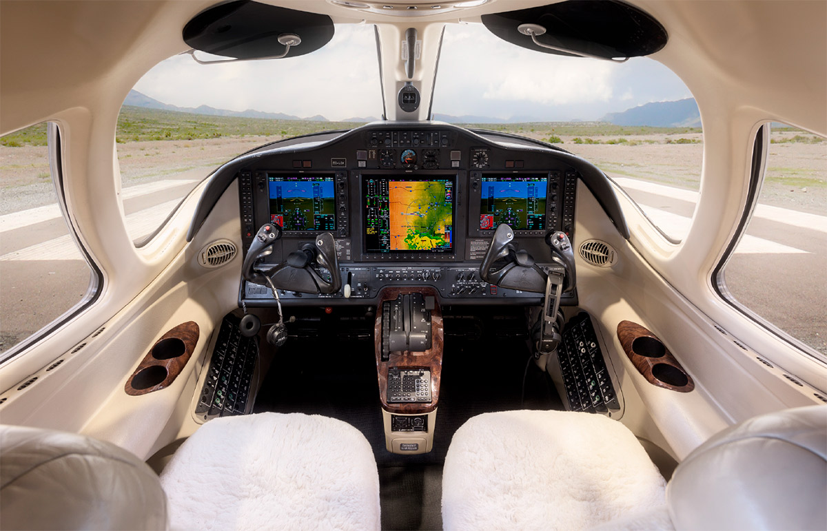 Кабина пилотов, кокпит в Cessna Mustang