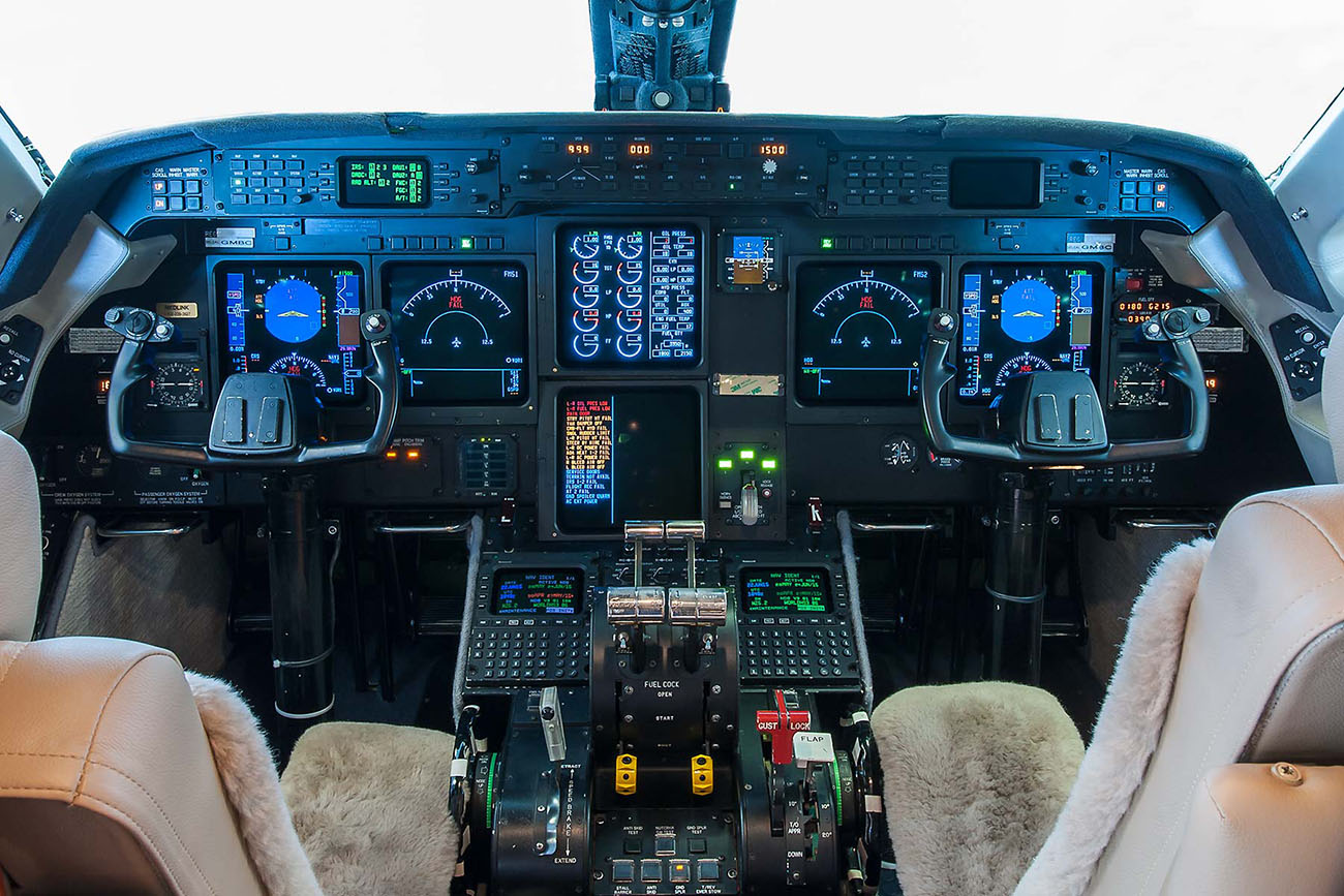 Кокпит (кабина) Gulfstream IV